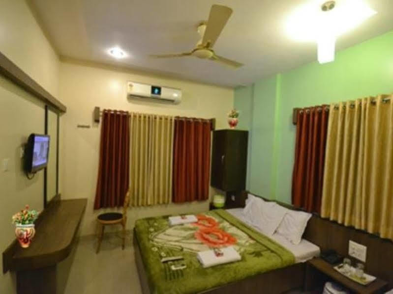 OYO 4092 Hotel Sai Palkhi Shirdi Bagian luar foto